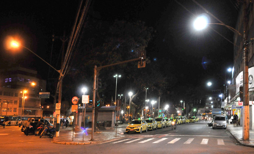 Portal de Notcias PJF | Prefeitura revitaliza iluminao da Rua Jarbas de Lery Santos | EMPAV - 14/8/2018