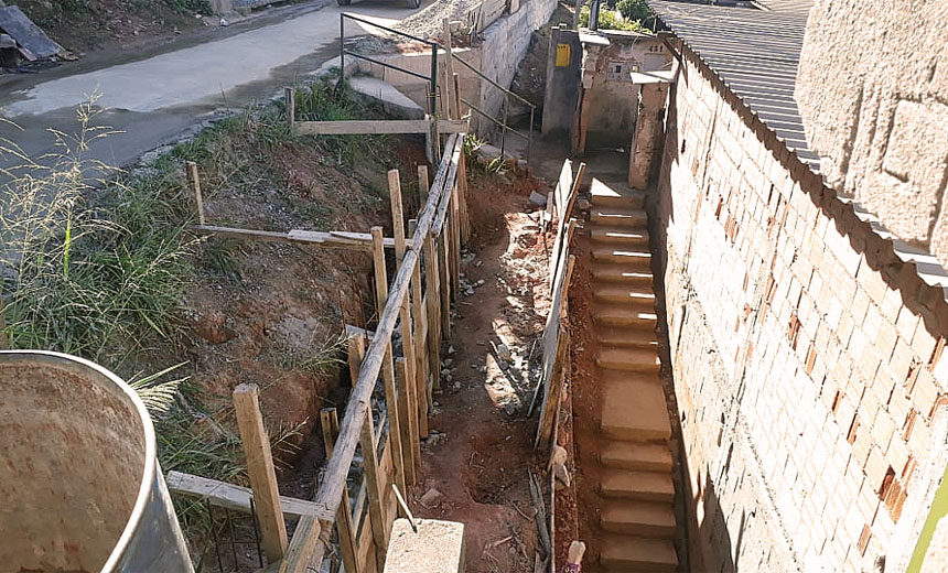 Portal de Notcias PJF | Secretaria de Obras constri muros de conteno no Santa Cruz | SO - 14/8/2018