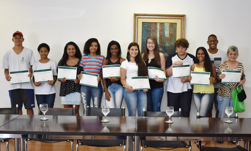 Portal de Not�cias PJF | SDS entrega certificados para aprovados do CPC | SDS - 15/3/2019