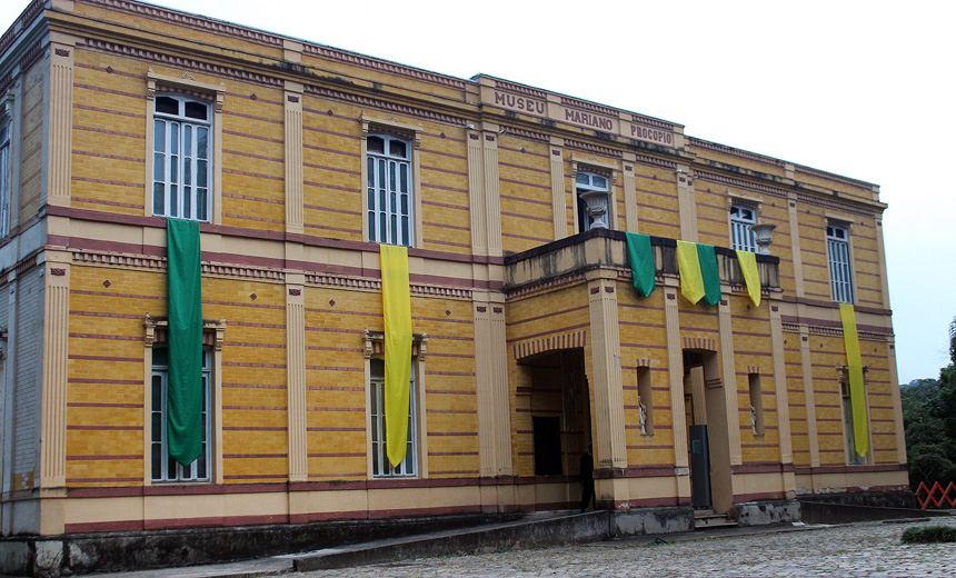 Portal de Notícias PJF | Museu em clima de Copa decora janelas com bandeiras em verde a amarelo | MUSEU MARIANO PROCÓPIO - 15/6/2018