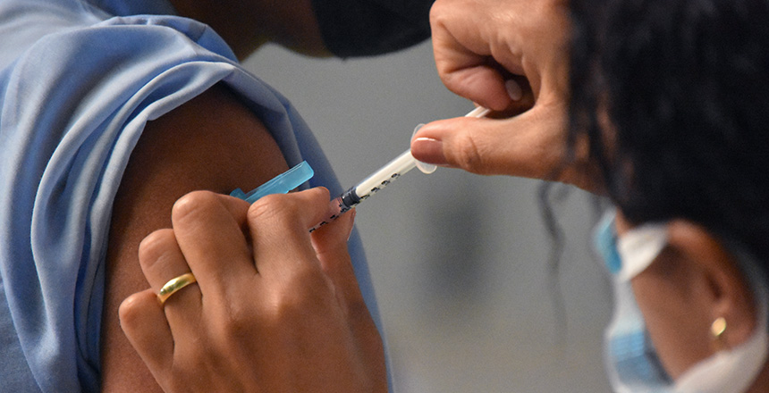 Vários públicos recebem vacina contra a Covid-19 nesta terça-feira, 21