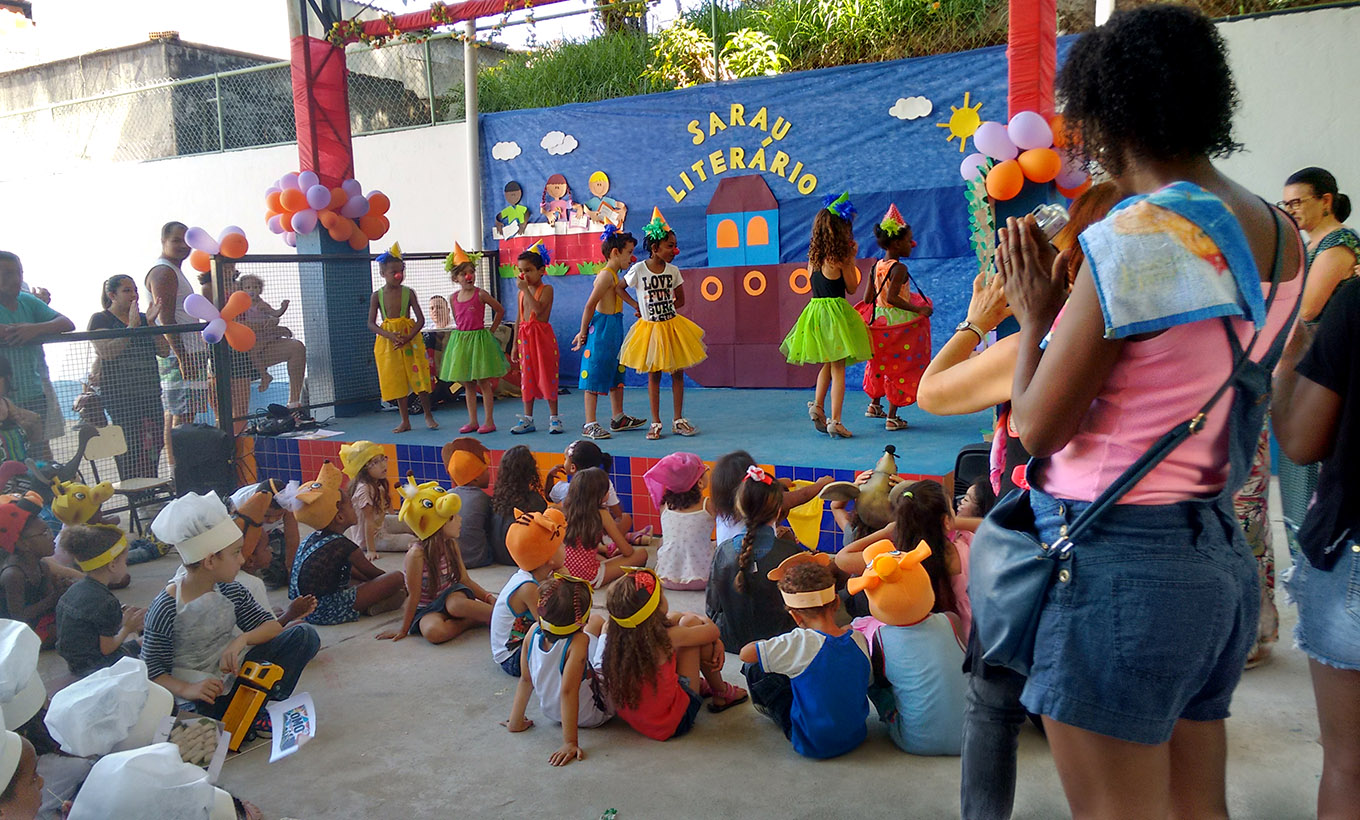 Portal de Not�cias PJF | E.M. �Elp�dio Corr�a Farias� realiza �Sarau Liter�rio� visando ampliar o acesso � leitura | SE - 16/11/2015