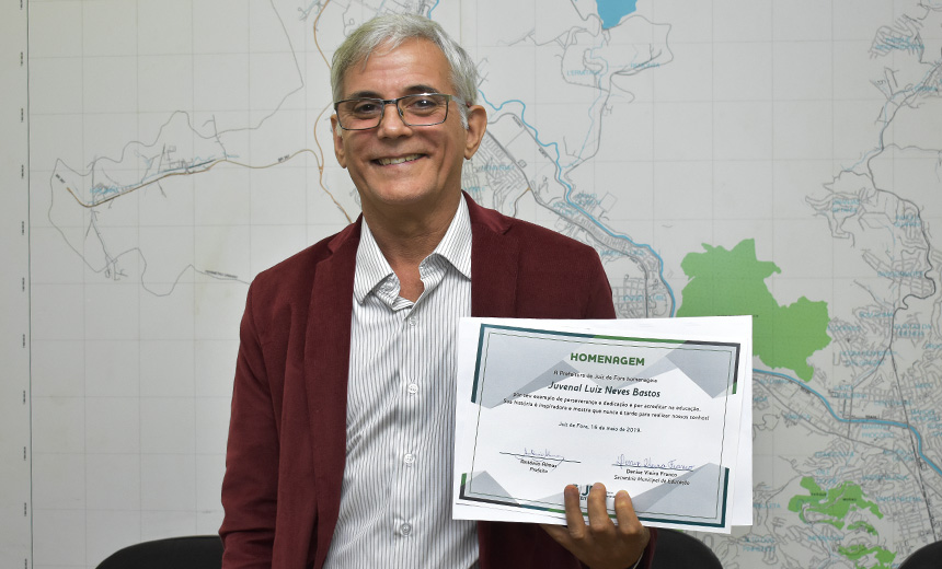 Portal de Not�cias PJF | Ex-aluno da EJA recebe homenagem por concluir estudos em 130 dias �teis | SE - 17/5/2019