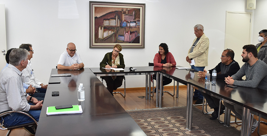 Portal de Not�cias PJF | Prefeitura assina termo de compromisso para instala��o de piso intertravado | PREFEITA - 17/5/2022