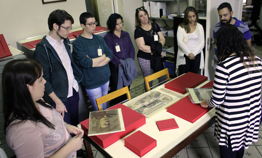 Portal de Notcias PJF | Funcionrios da SE visitam acervo de documentos e fotografias do Museu Mariano Procpio | MUSEU MARIANO PROCPIO - 17/5/2018