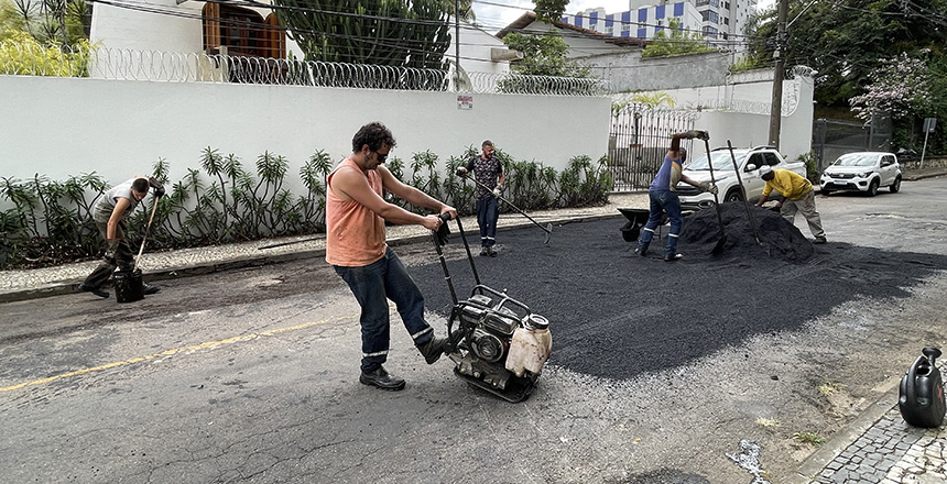 Portal de Notcias PJF | Alameda Ilva Mello Reis e outras 18 ruas recebem operao tapa-buracos nesta segunda-feira, 16 | EMPAV - 17/5/2022