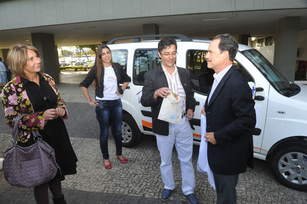 Portal de Not�cias PJF | Prefeito recebe equipe do Projeto Consult�rio de Rua e entrega ve�culo para realiza��o das atividades | SS - 28/6/2012