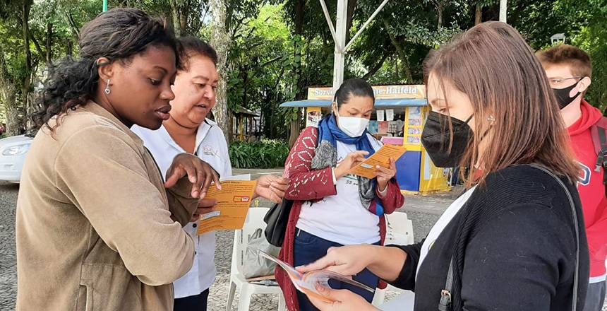 Portal de Not�cias PJF | CMDCA panfleta no Parque Halfeld para promover Dia Nacional de Combate ao Abuso de Crian�as e Adolescentes | SEDH - 18/5/2022