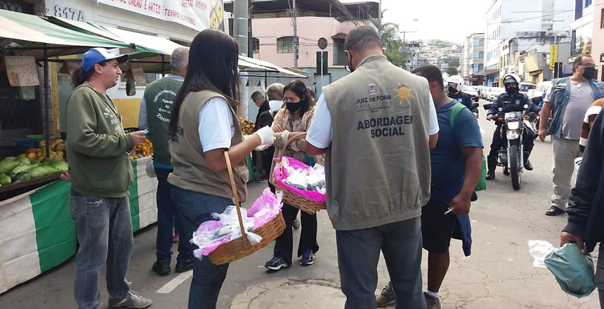 Portal de Notcias PJF | SDS distribui mscaras e kits de higiene para populao em situao de rua | SDS - 18/6/2020