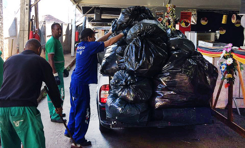 Portal de Notcias PJF | Demlurb recolhe 800 quilos de lixo por dia na Festa Alem | DEMLURB - 18/9/2017
