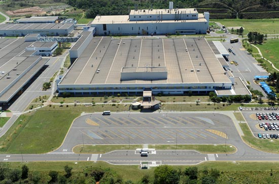 Portal de Not�cias PJF | Novos caminh�es - Mercedes-Benz injeta R$450 milh�es na economia de JF e gera mais 800 empregos | SEPLAG - 20/1/2012