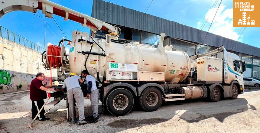 Portal de Not�cias PJF | PJF retira mais de 617 toneladas de lixo das bocas de lobo em 2023 | SO - 19/1/2024