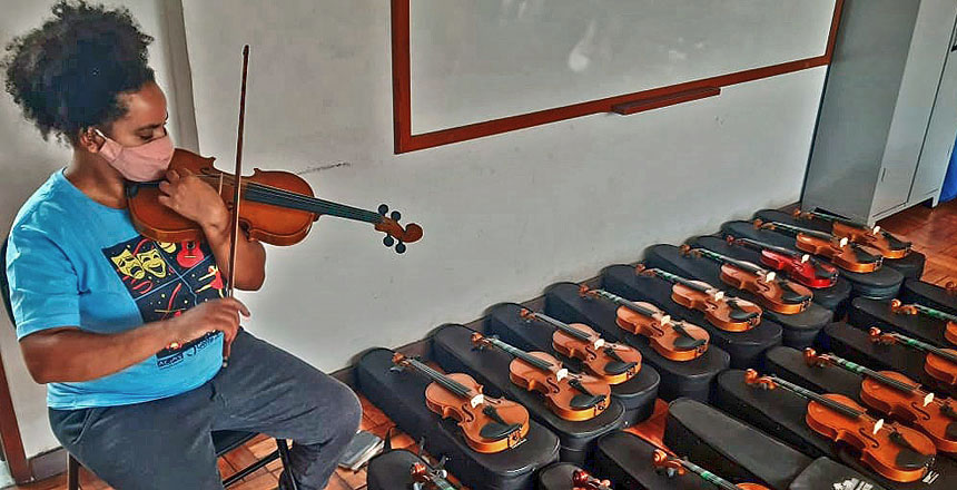 “Gente em Primeiro Lugar” cede instrumentos para alunos de oficinas musicais 