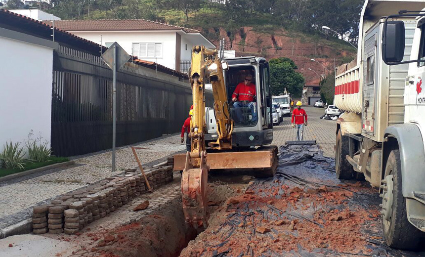 Portal de Notcias PJF | Bairro Quintas da Avenida recebe 150 metros de novas redes de esgoto | CESAMA - 19/4/2018