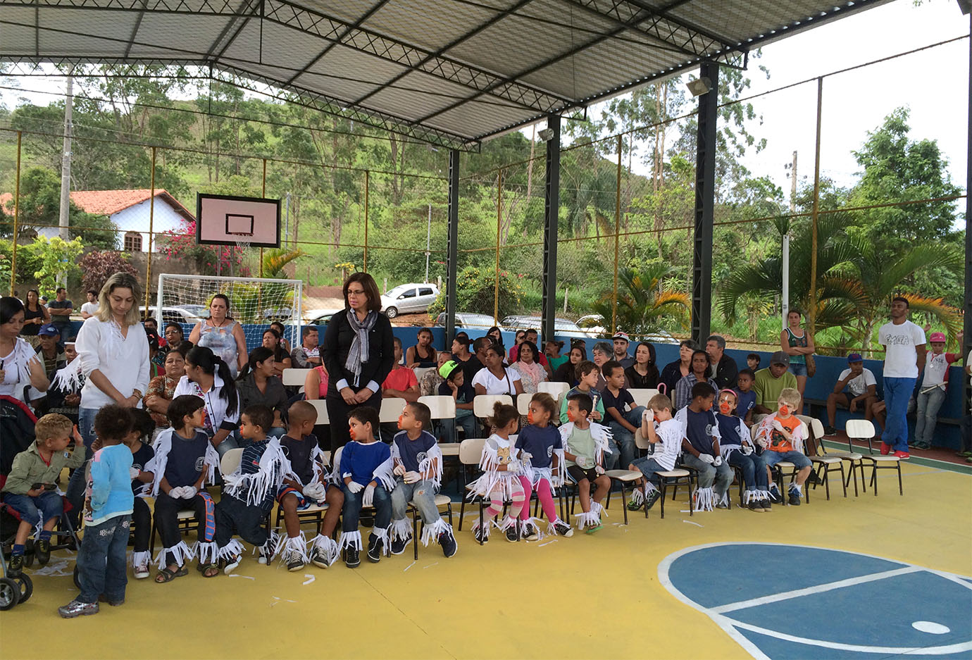 Portal de Not�cias PJF | Comunidade escolar da E.M. Gilberto de Alencar comemora cobertura da quadra da unidade de ensino | SE - 2/12/2014