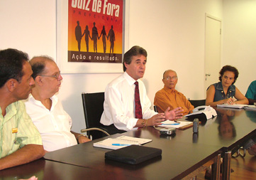 Portal de Not�cias PJF | Prefeito recebe t�tulo de �Cidad�o do Samba� | PREFEITO - 10/3/2006