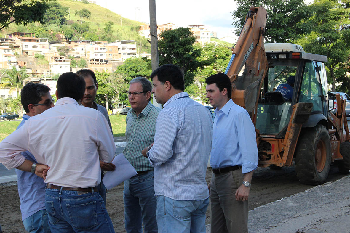 Portal de Not�cias PJF | Prefeito confere avan�o das obras de despolui��o do Rio Paraibuna na Avenida Brasil | CESAMA - 27/3/2014