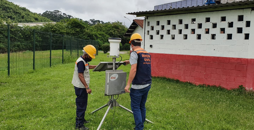 Portal de Notcias PJF | Pluvimetros recebem limpeza e manuteno para garantir preciso em dados sobre as chuvas | DEFESA CIVIL - 20/1/2022
