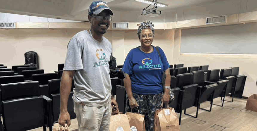 Portal de Noticias PJF | Procon de Juiz de Fora entrega kits de material escolar para filhos de coletores de recicl�veis - PROCON | 28/1/2026