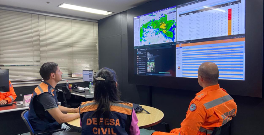 Portal de Not�cias PJF | Sala de Situa��o Integrada da PJF � acionada diante da chuva intensa | DEFESA CIVIL - 15/2/2024