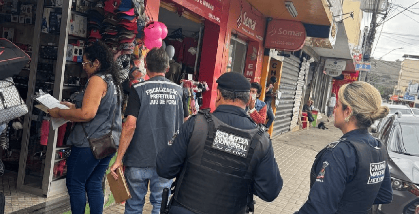 Portal de Not�cias PJF | Prefeitura de Juiz de Fora realiza a��o de orienta��o do Com�rcio Legal em Benfica | SEDUPP - 9/5/2025