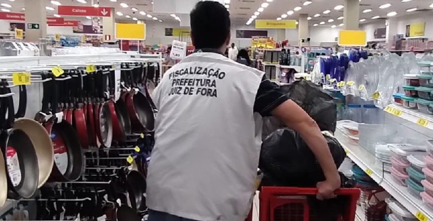 Portal de Not�cias PJF | Fiscaliza��o e Procon apreendem mais de 500 alimentos impr�prios para consumo nas Lojas Americanas | PREFEITURA - 21/5/2025