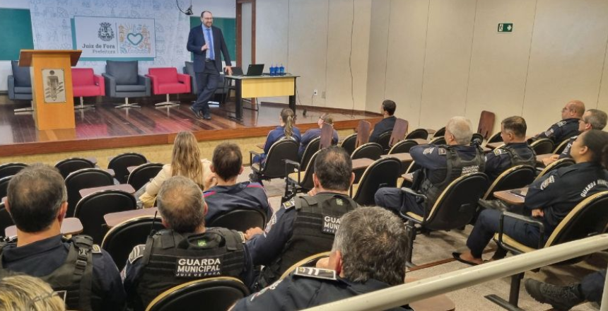 Portal de Not�cias PJF | Guarda Municipal realiza �1� Bate-papo Legal� | SESUC - 9/6/2025