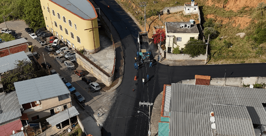 Portal de Not�cias PJF | Trabalho integrado entre Cesama e Empav garante recapeamento completo de vias com obras de saneamento | PREFEITURA - 21/7/2025
