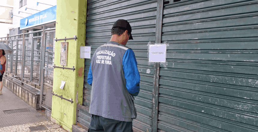 Portal de Not�cias PJF | Fiscaliza��o interdita estabelecimento no Centro por obstru��o de via p�blica | SEDUPP - 10/2/2026