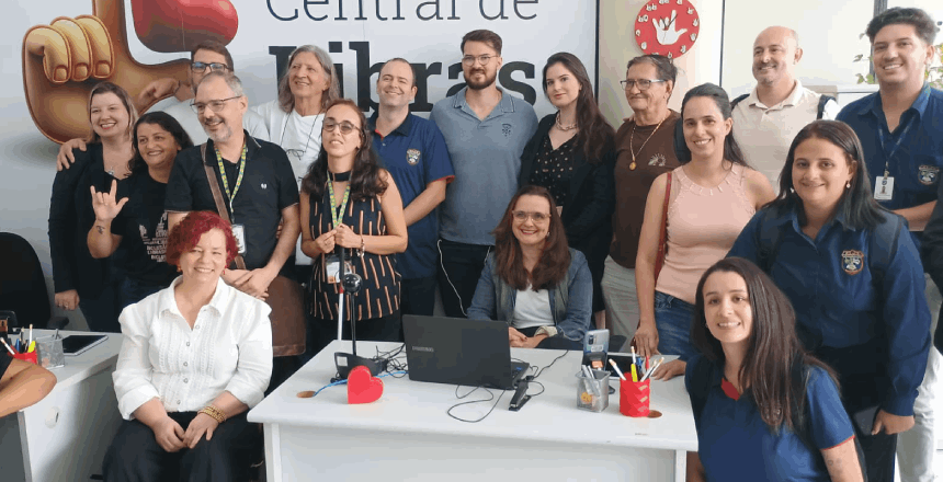 Portal de Not�cias PJF | Central de Libras completa um ano com mais de 450 atendimentos e refor�a pol�tica de inclus�o em Juiz de Fora | SEDH - 24/4/2026