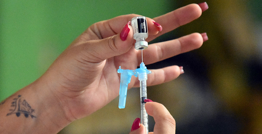 PJF vacina adolescentes, aplica segundas doses e reforço contra Covid nesta quinta, 23