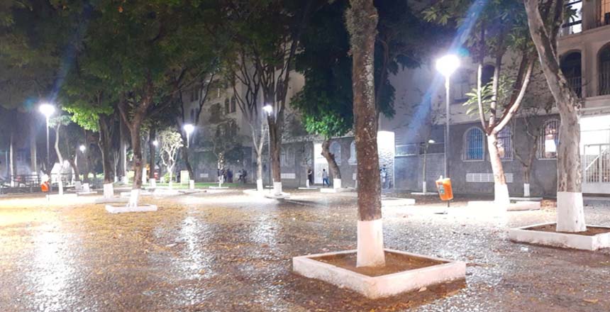 Portal de Not�cias PJF | Prefeitura instala nova ilumina��o a LED em pra�a no S�o Mateus | SO - 22/10/2020