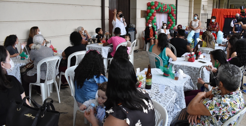 Portal de Not�cias PJF | Fam�lias acompanhadas pela Defesa Civil participam de confraterniza��o promovida pela SG | SG - 23/12/2021