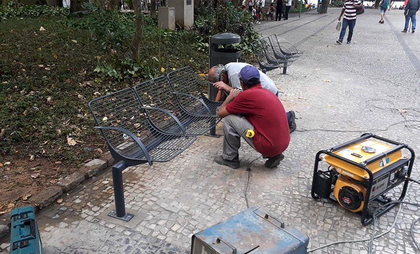 Portal de Not�cias PJF | Secretaria de Obras instala novos bancos no Parque Halfeld | SO - 24/7/2018