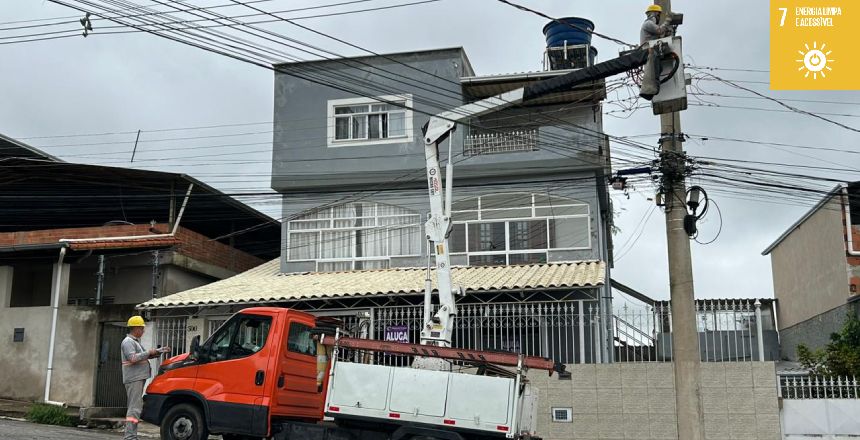 Portal de Not�cias PJF | Brilha JF: Parque Guarani e outros tr�s bairros da regi�o nordeste est�o recebendo ilumina��o LED | EMPAV - 25/1/2024