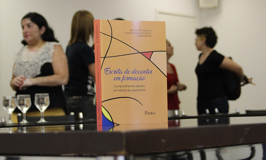 Portal de Not�cias PJF | T�cnicas da Secretaria de Educa��o divulgam livro sobre atividades da Forma��o Continuada | SE - 26/2/2019