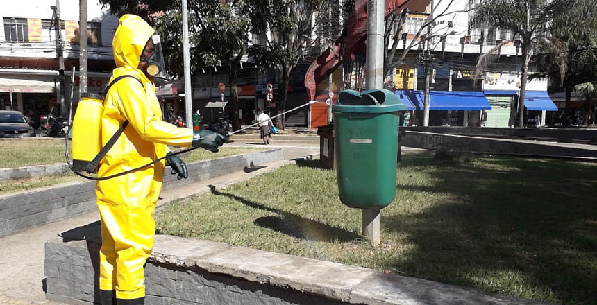 PJF promove limpeza de praça no Bairro Bom Pastor