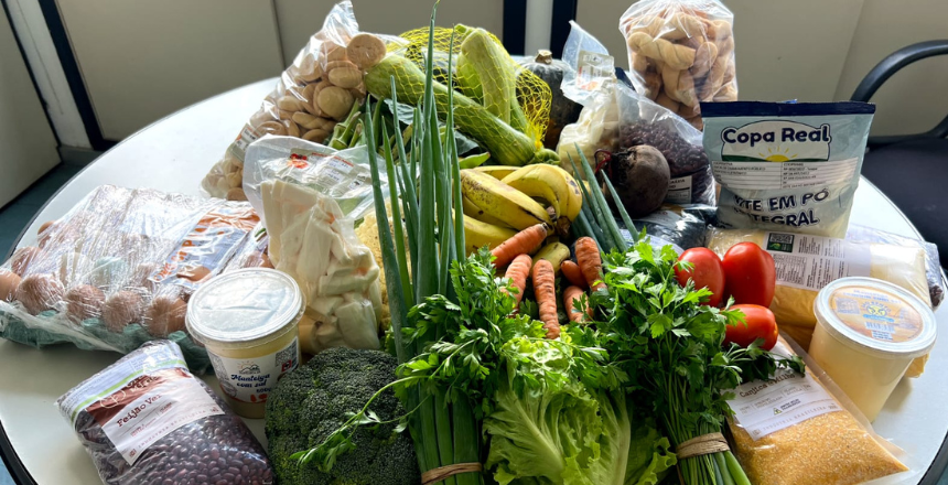 Portal de Not�cias PJF | Cooperativas da Agricultura Familiar entregam amostras de alimentos da chamada p�blica do Pnae | SEAPA - 27/1/2023