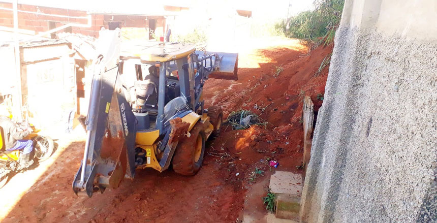 Portal de Notcias PJF | Secretaria de Obras retira barreira de lama na Rua Jos Loureno | SO - 27/5/2020