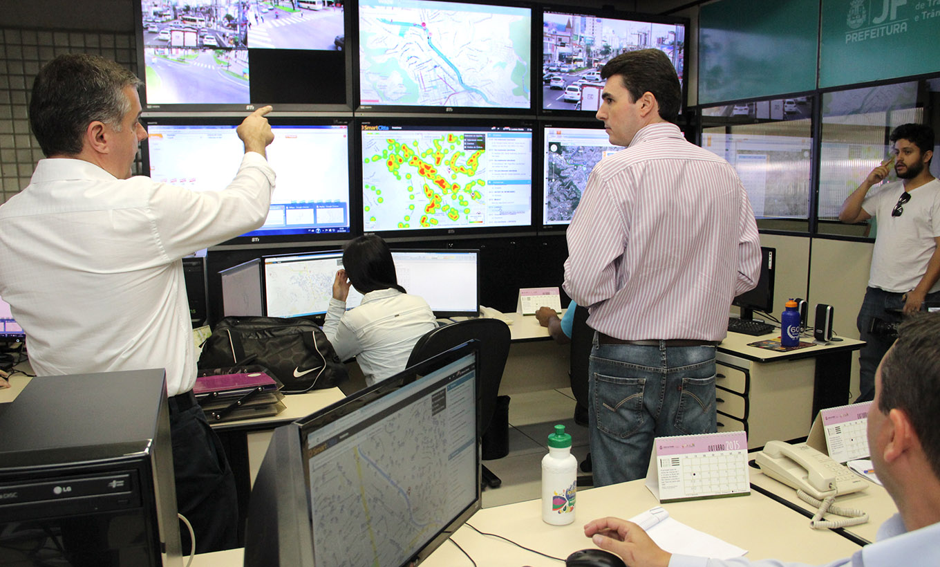 Portal de Not�cias PJF | Centro de Controle e Monitoramento e parceria com Waze s�o lan�ados pela PJF | PREFEITO - 27/10/2015