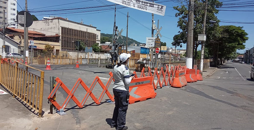 Portal de Not�cias PJF | Barreira met�lica � retirada do cruzamento da passagem de n�vel do Po�o Rico | SETTRA - 29/1/2021