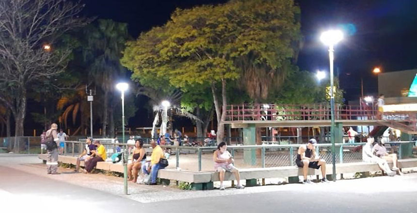 Portal de Not�cias PJF | Prefeitura instala nova ilumina��o a LED na Pra�a de Benfica | SO - 29/10/2020