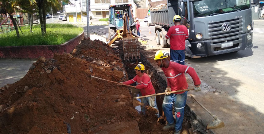 Portal de Notcias PJF | Rede de esgoto na Avenida Francisco Valadares tem 70% dos trabalhos executados | CESAMA - 30/3/2020