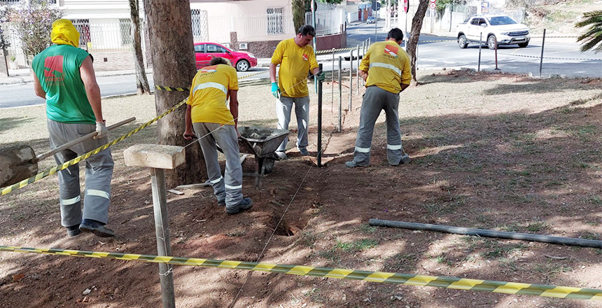 Portal de Not�cias PJF | PJF d� sequ�ncia �s obras de instala��o do parc�o da pra�a Armando Toschi Ministrinho | EMPAV - 30/8/2022