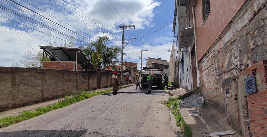 Portal de Notcias PJF | Programa Boniteza realiza operao tapa-buraco no bairro Linhares | EMPAV - 30/11/2021