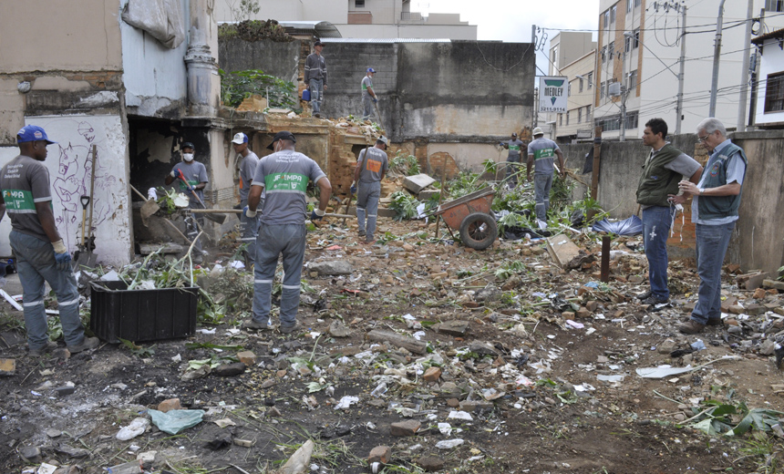 Portal de Not�cias PJF | Fiscais e equipe de limpeza retiram entulho de antigo palacete | DEMLURB - 31/3/2017