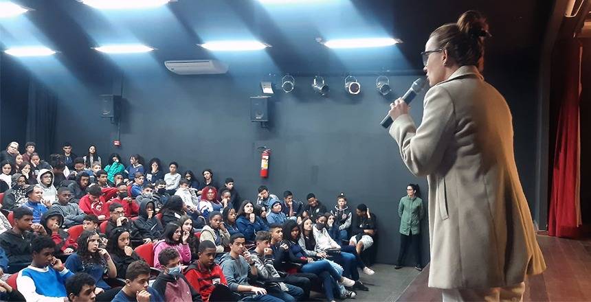 Portal de Not�cias PJF | Adolescentes lotam palestra sobre viol�ncia contra a mulher na Pra�a CEU | SESUC - 31/8/2022