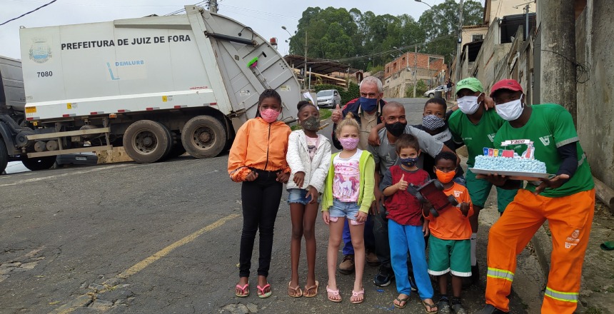 Portal de Not�cias PJF | Garoto comemora anivers�rio com os �amig�es� do Demlurb   | DEMLURB - 30/8/2021