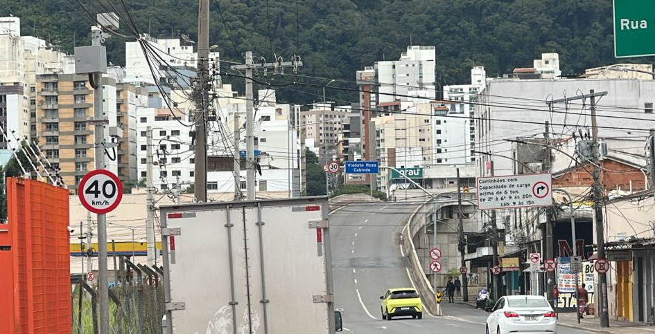 Portal de Not�cias PJF | PJF realiza fiscaliza��o eletr�nica no acesso ao Viaduto Roza Cabinda e refor�o do monitoramento em outros trechos | SMU - 26/6/2026