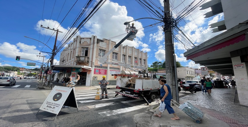 Portal de Not�cias PJF | PJF lan�a campanha "Ca�a �s amarelinhas" para substituir poss�veis exce��es na ilumina��o p�blica em LED | EMPAV - 15/7/2025